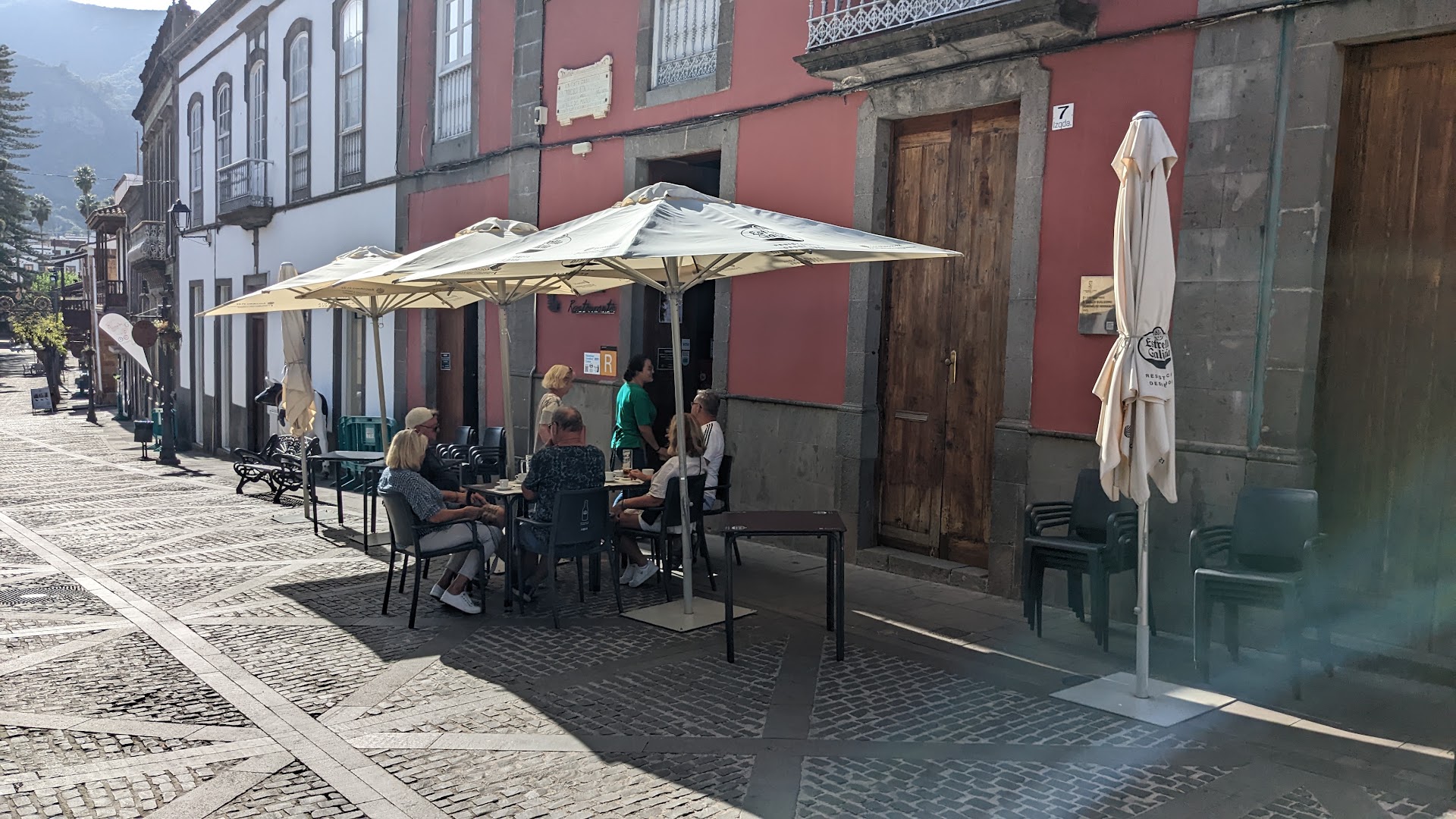RESTAURANTE - CAFETERÍA ARAUCARIA