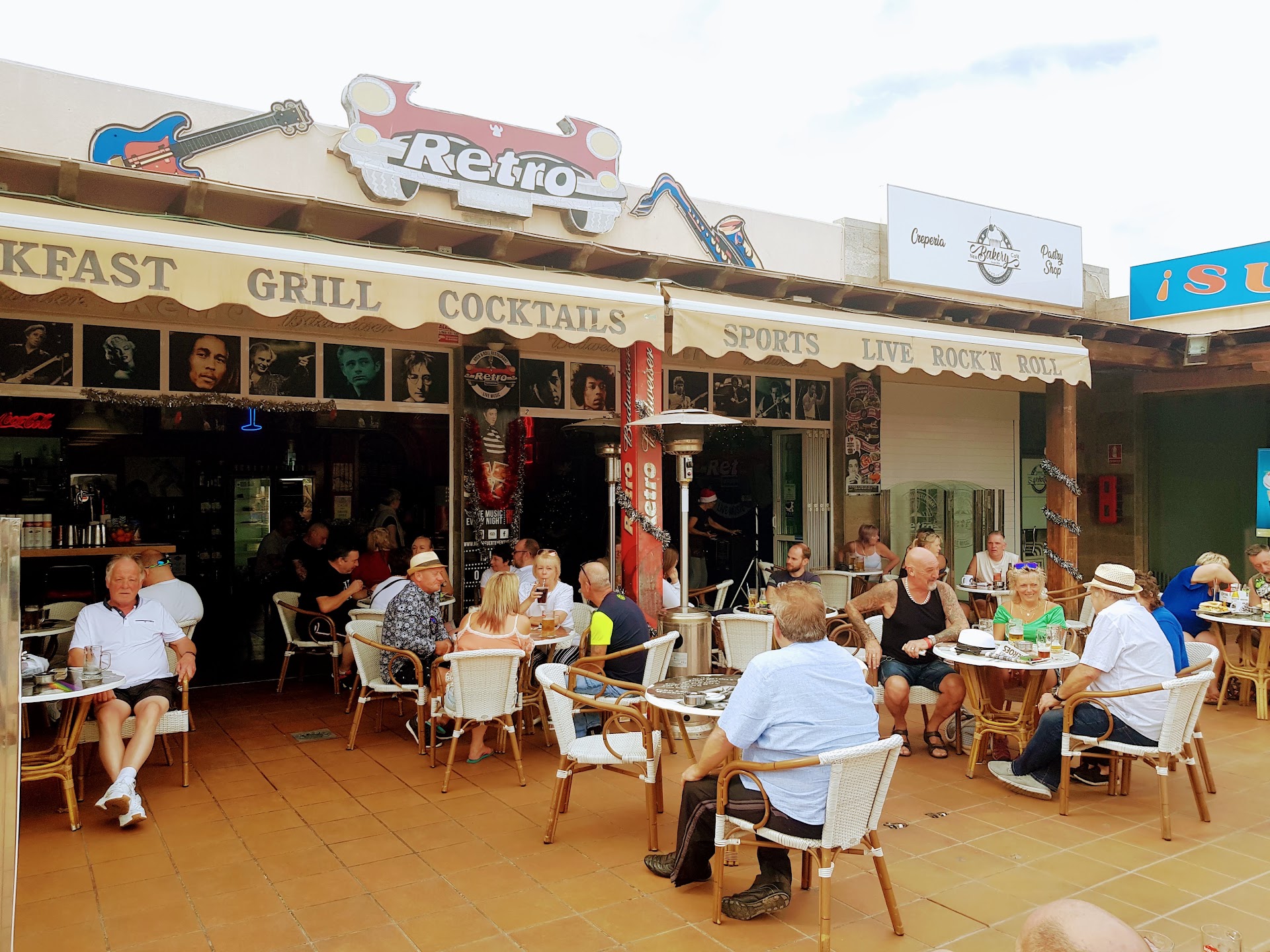 Retro Bar & Restaurant