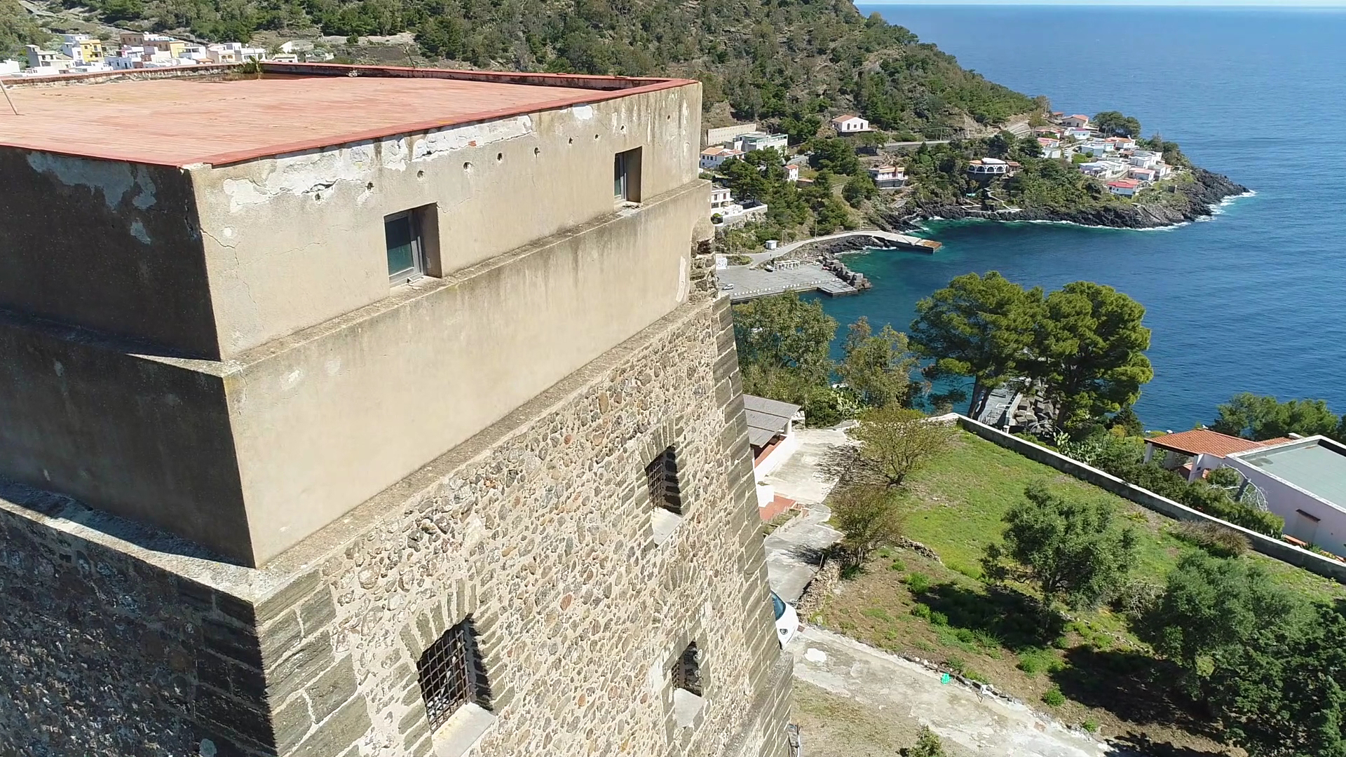 Sotto la Torre e sopra il porticciolo