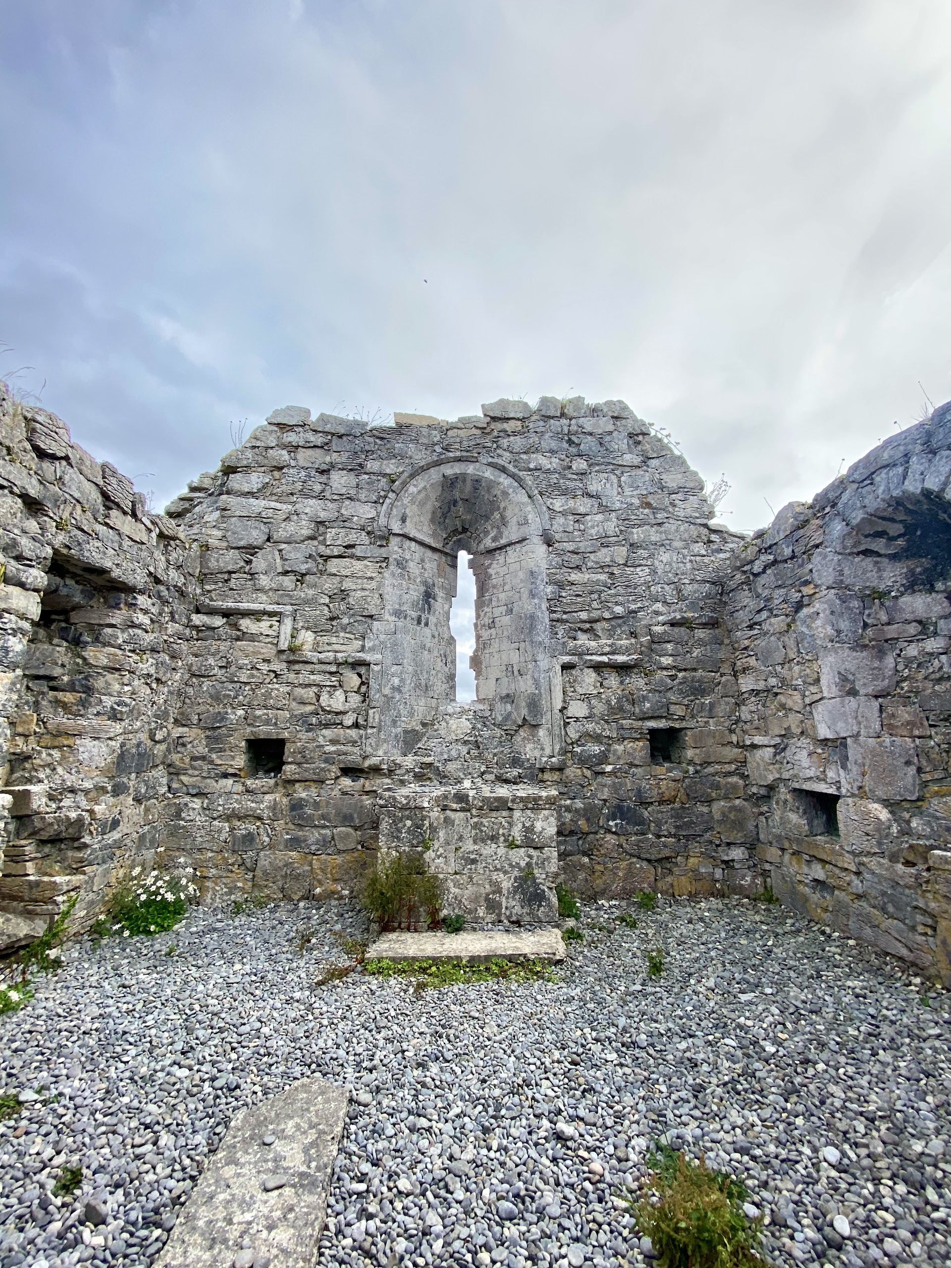Iglesia de San Ciaran y el Pozo de Arán