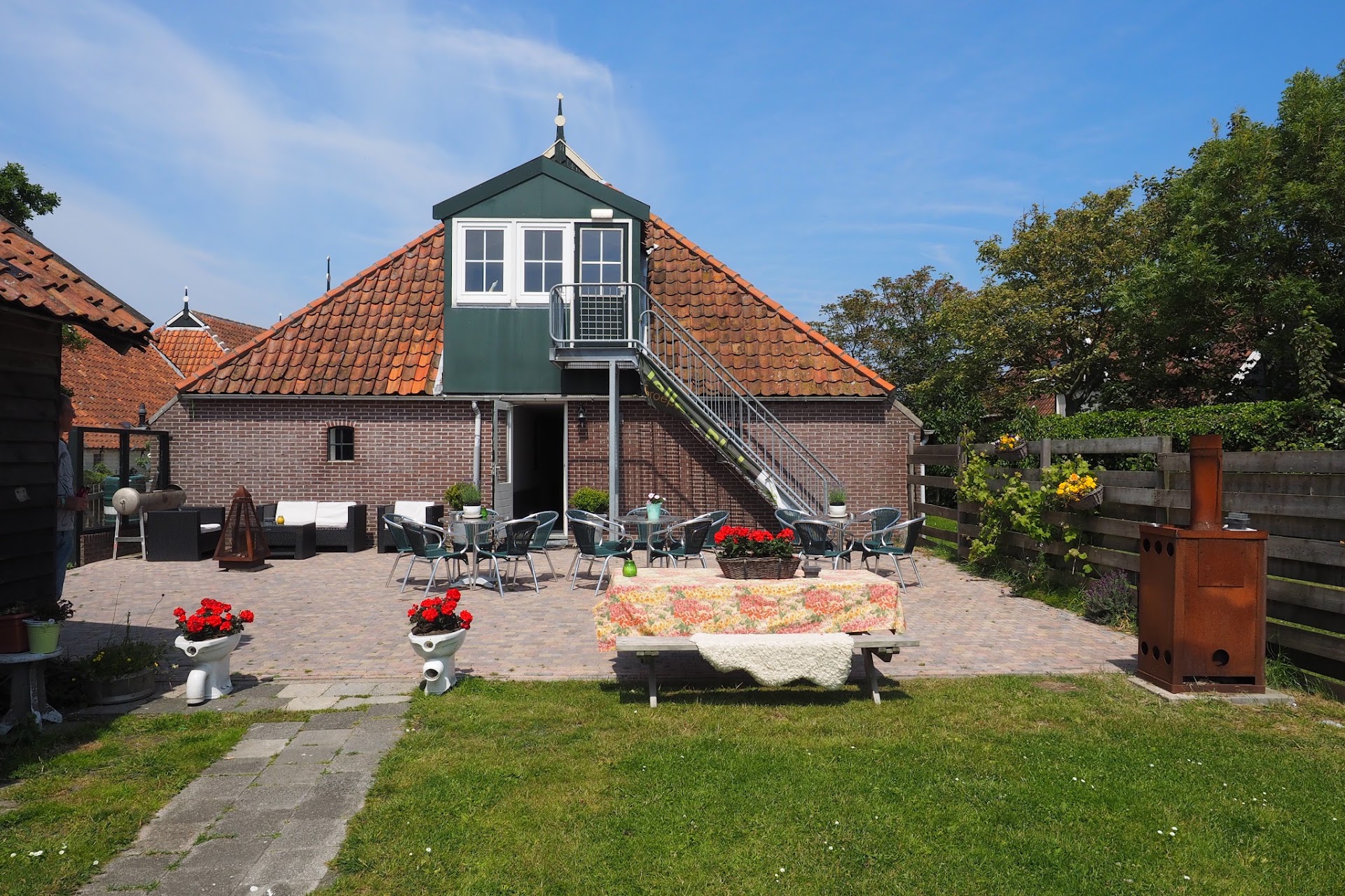 Hostels in Lies