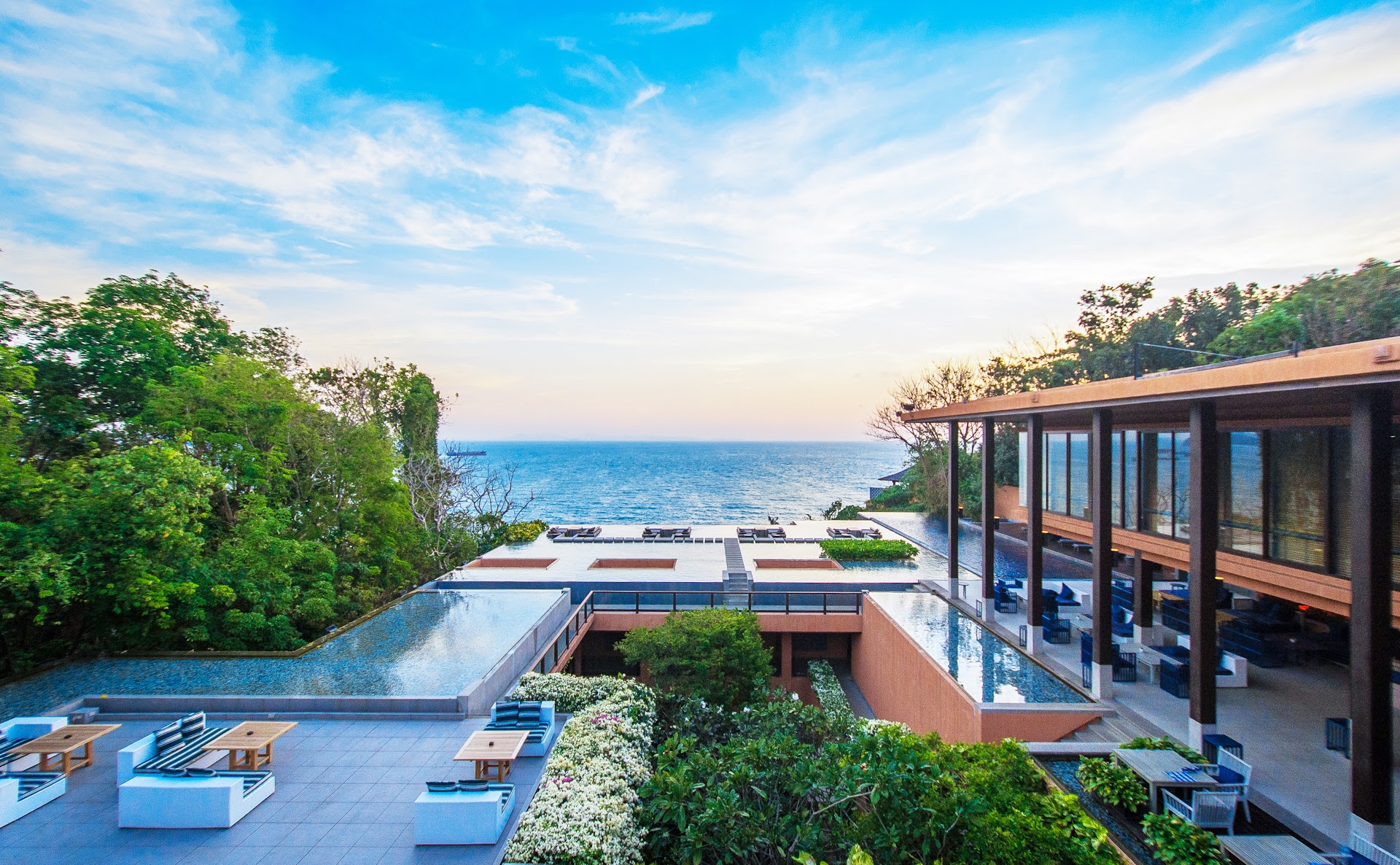 Beach Club & Bali Beds in Pasai Beach