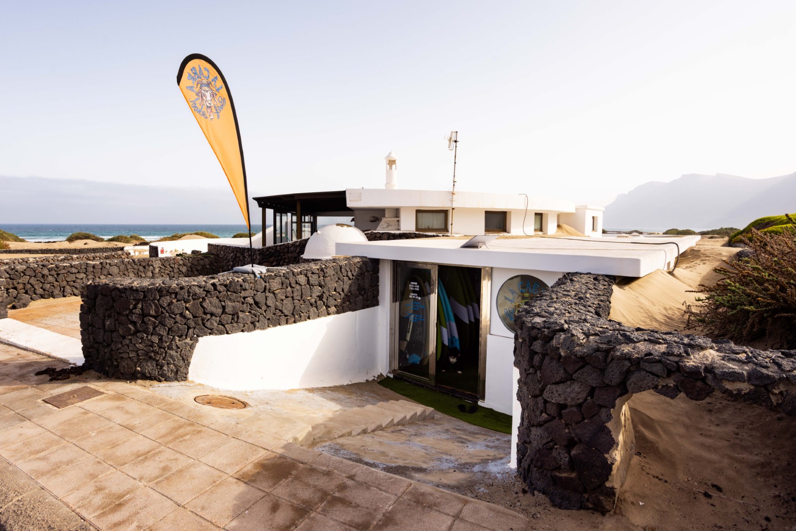Escuela de Surf Famara - La Cabra Surf School - Surf & Surfskate