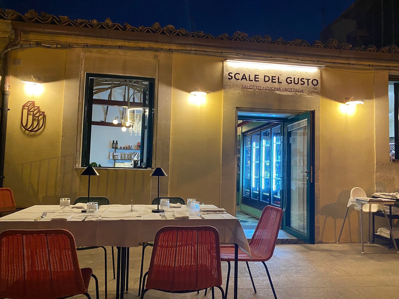 Scale del Gusto | salotto • cucina • bottega