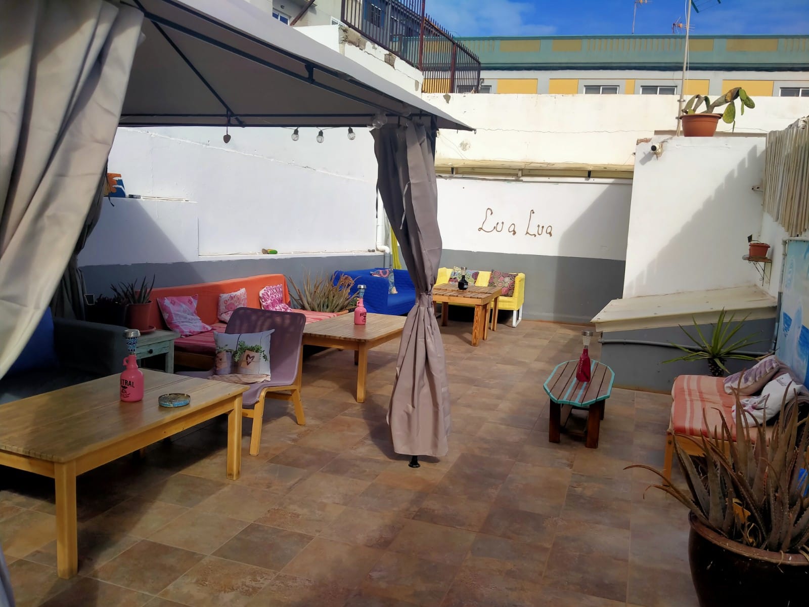 Lua Lua Hostel . Reservas on line. (entrada al establecimiento sólo con reserva)
