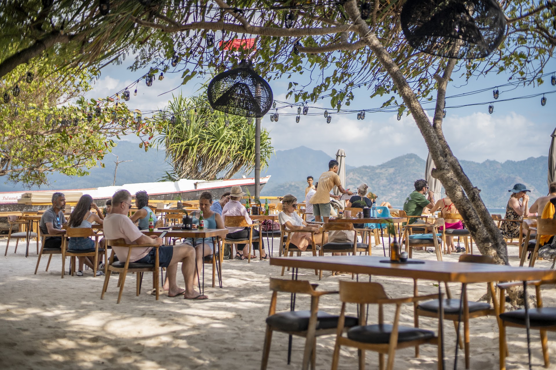 Mowie’s Gili Air – Beachfront Restaurant & Boutique Resort