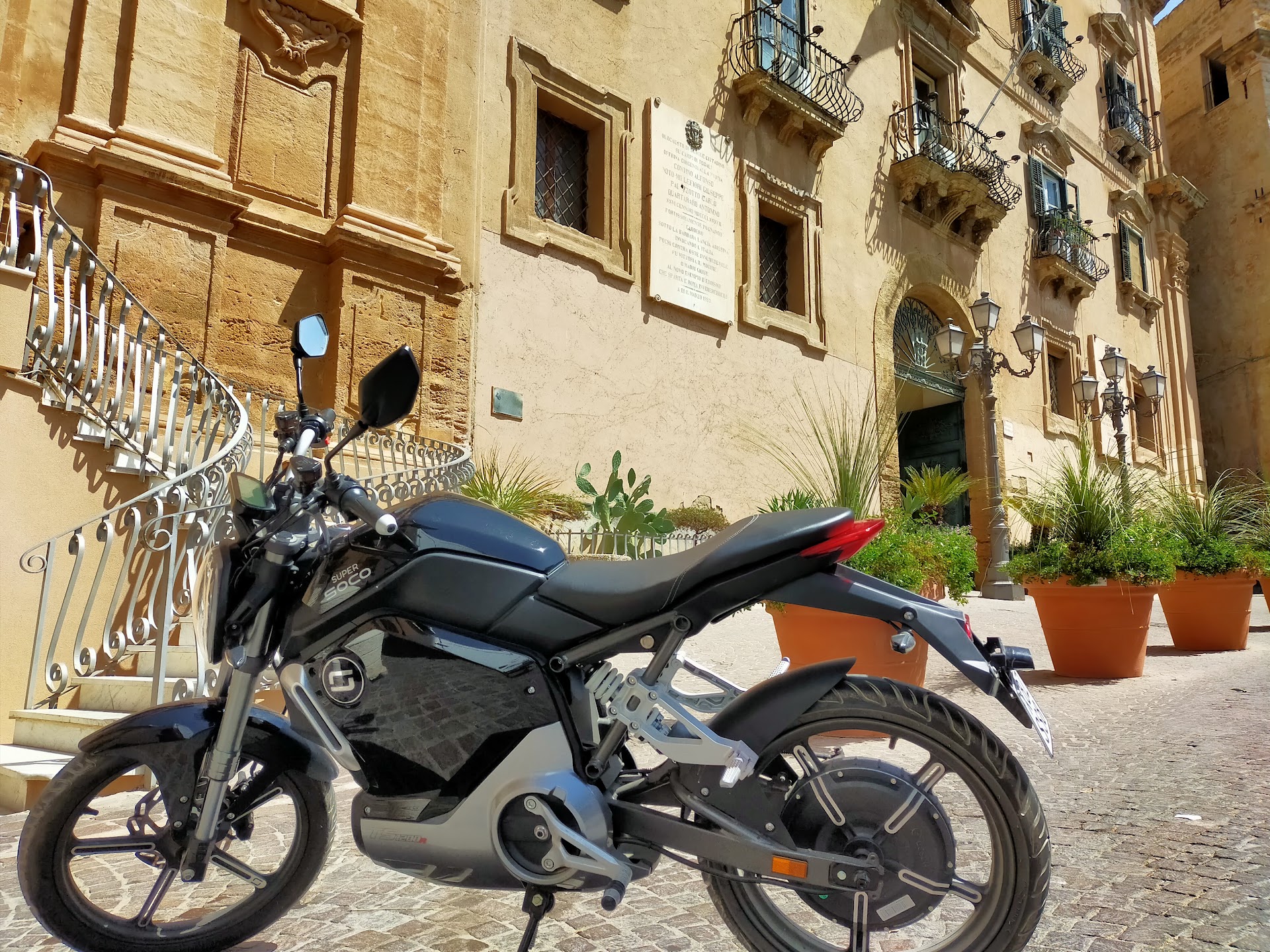 Moviti Srls - società di servizi ELECTRIC VEHICLE RENTAL & LUGGAGE DEPOSIT