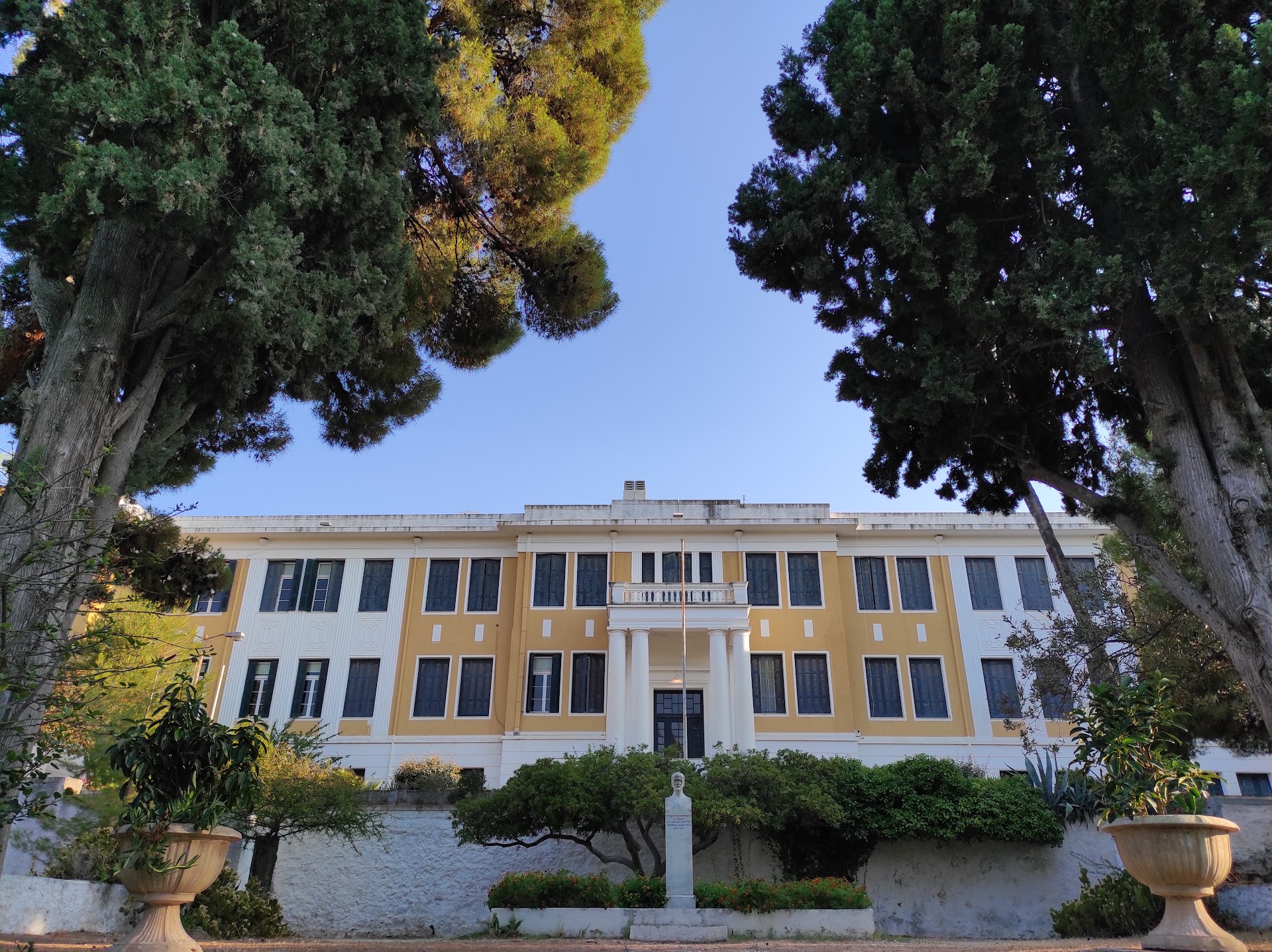 Anargyreos & Korgialeneios School of Spetses - AKSS