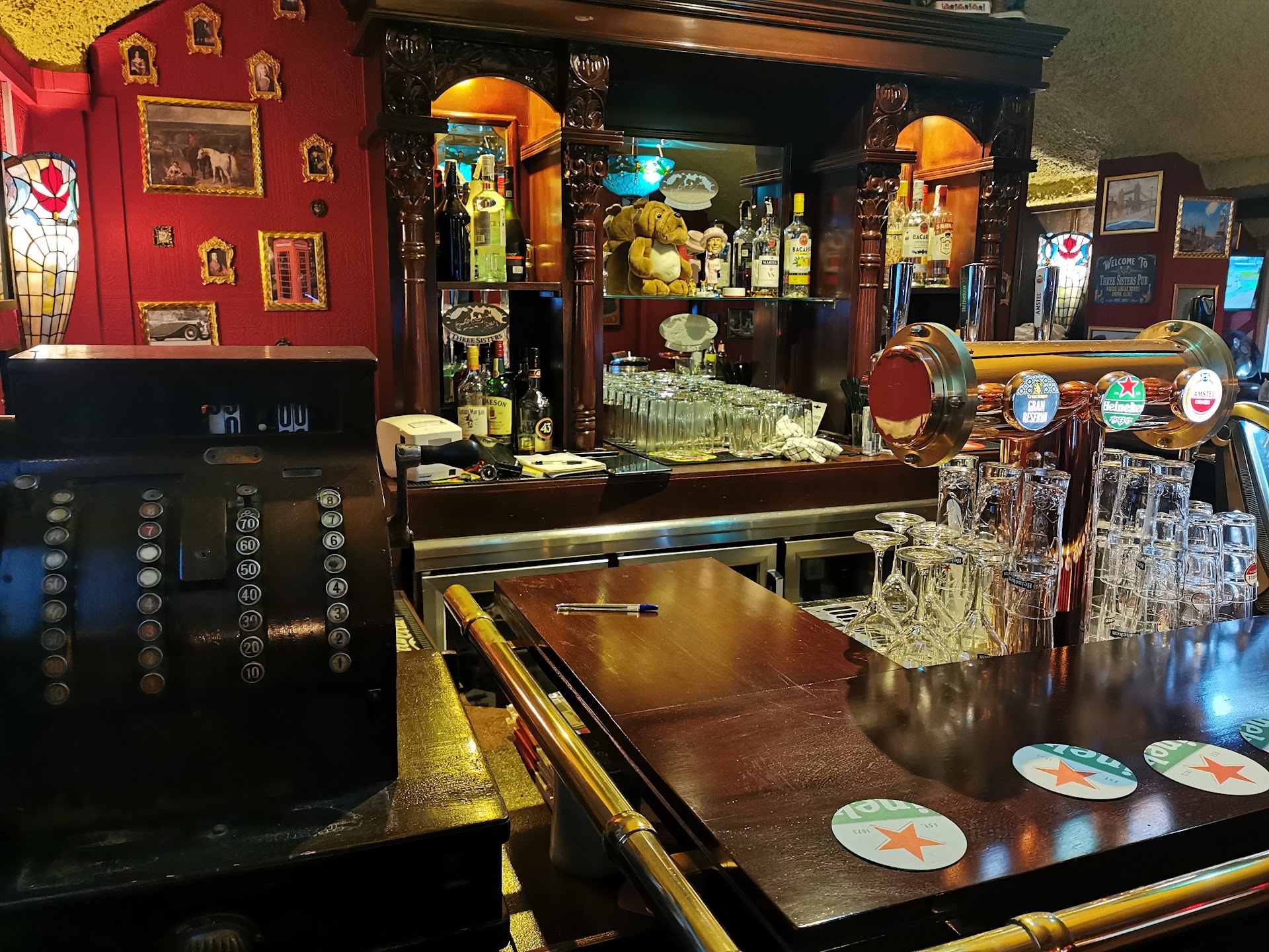 Three Sisters Pub