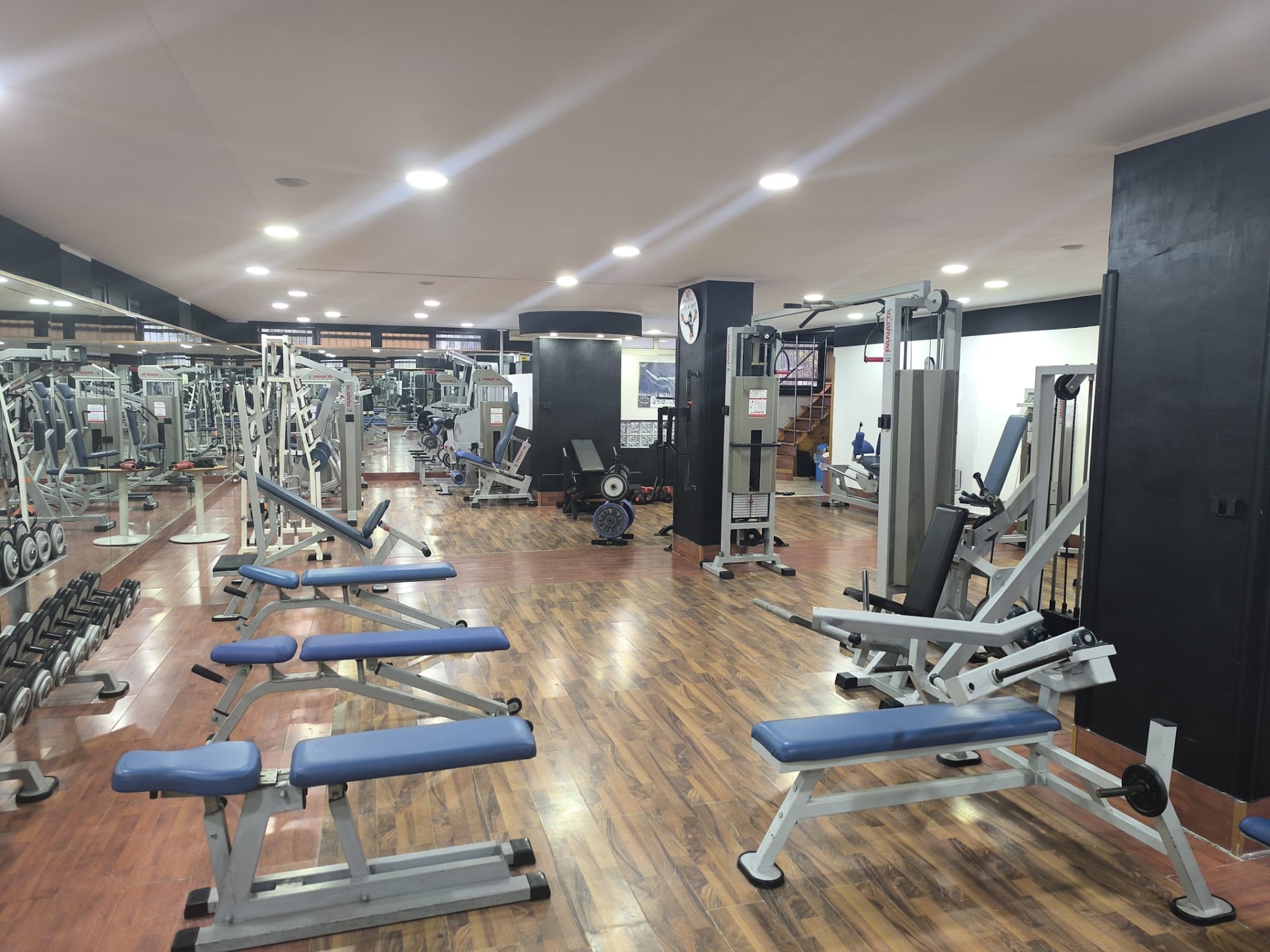 Black & white Fitness Club