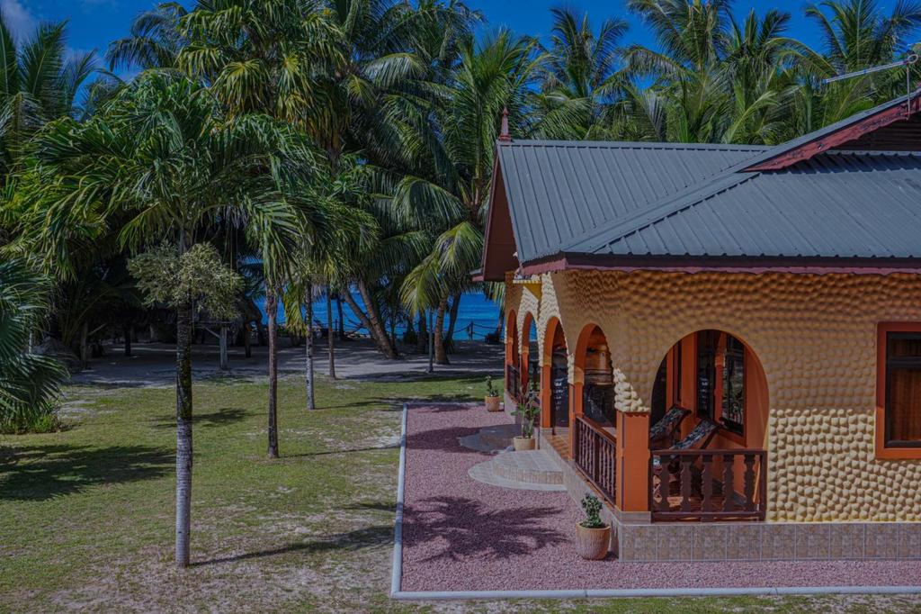 Anse Kerlan Beach Chalets
