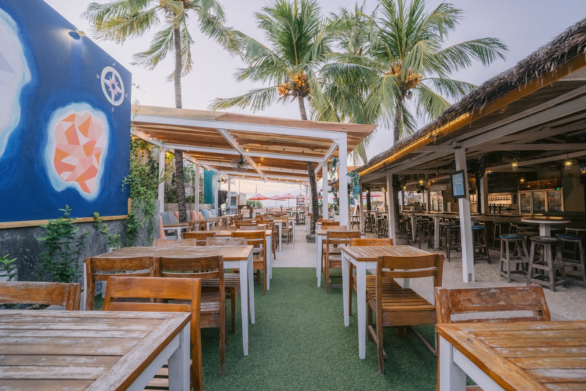 Tír na nÓg Irish Bar & Beachfront Hotel