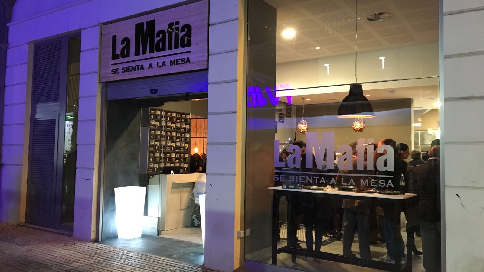 La Famiglia se sienta a la mesa
