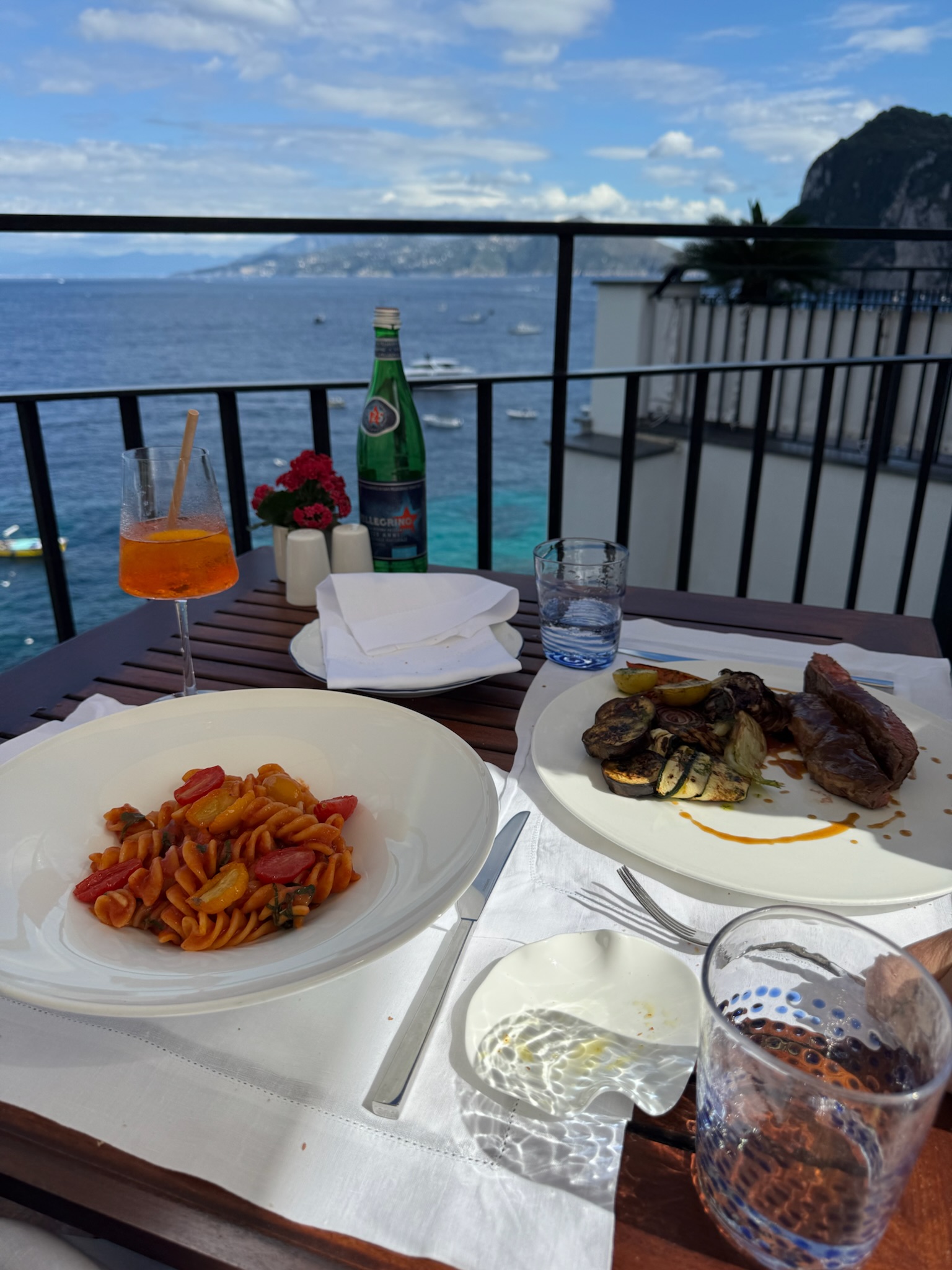 J.K. Lounge Capri