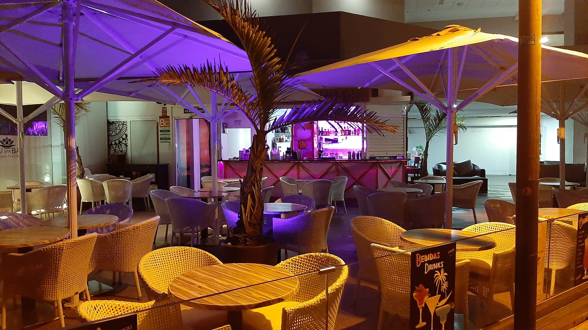 Cafe Waikiki Beach