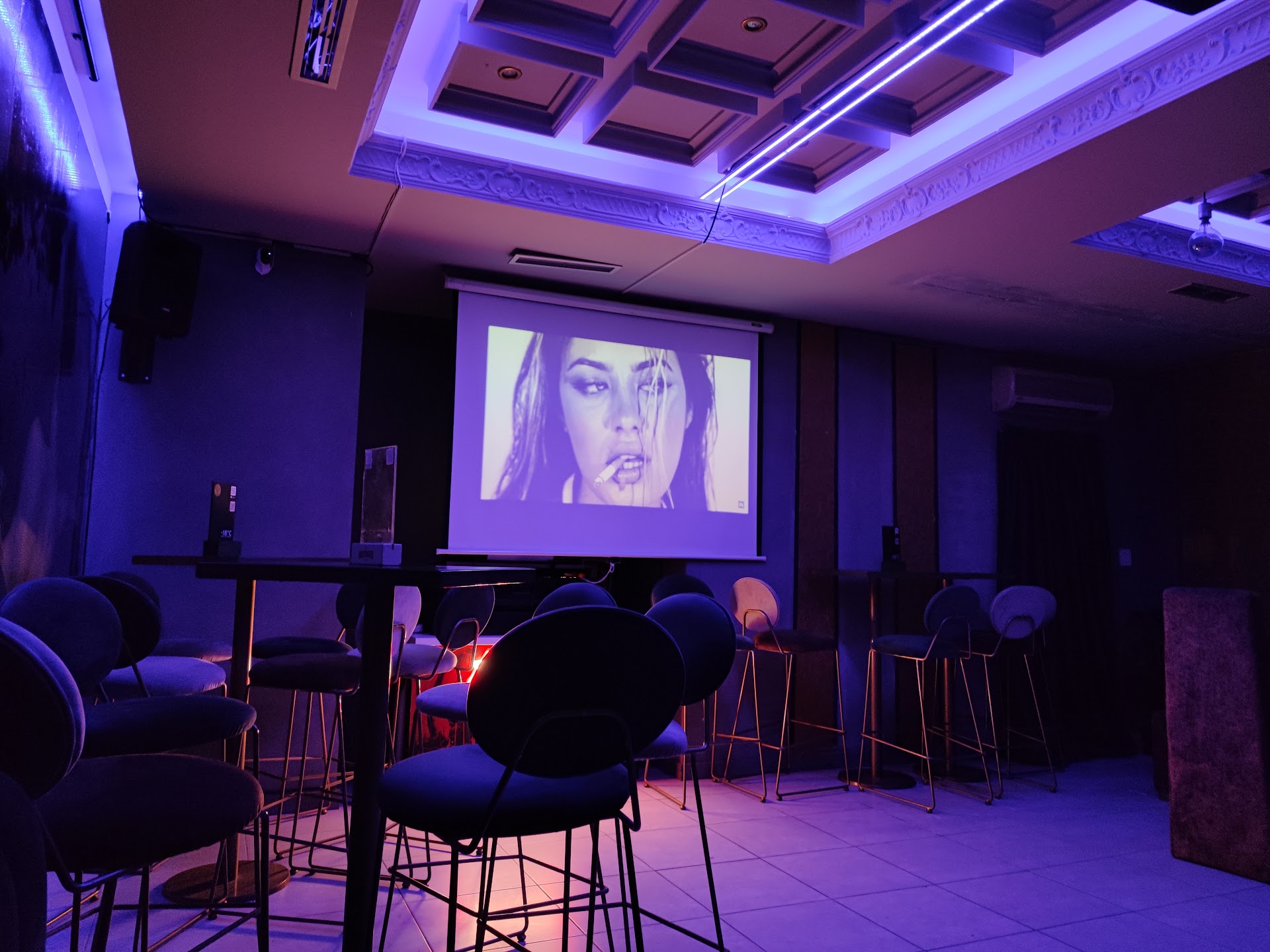 (Se ha mudado a) Summum bar