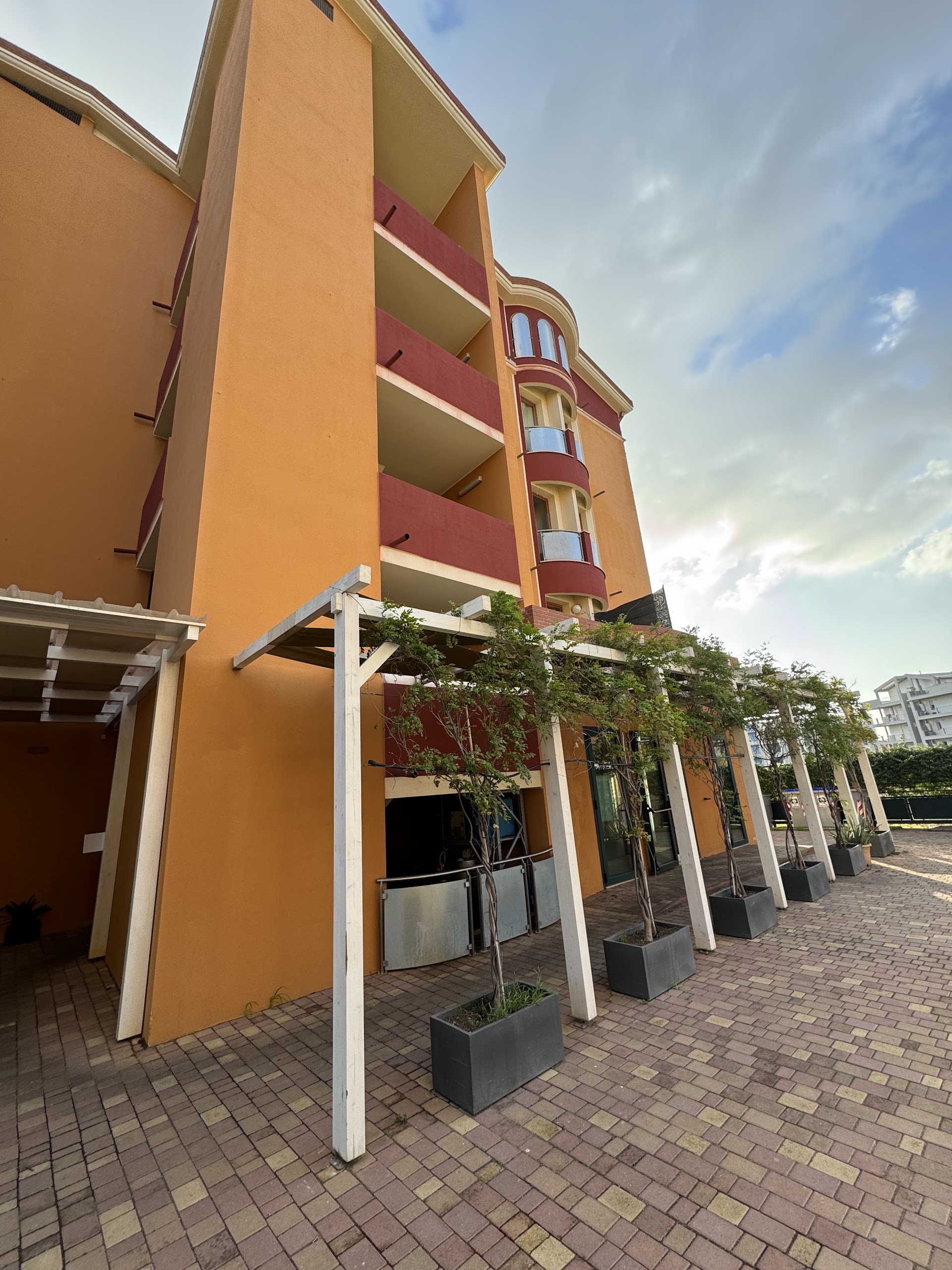 Mansio Residence & Hotel Elmas (CA)