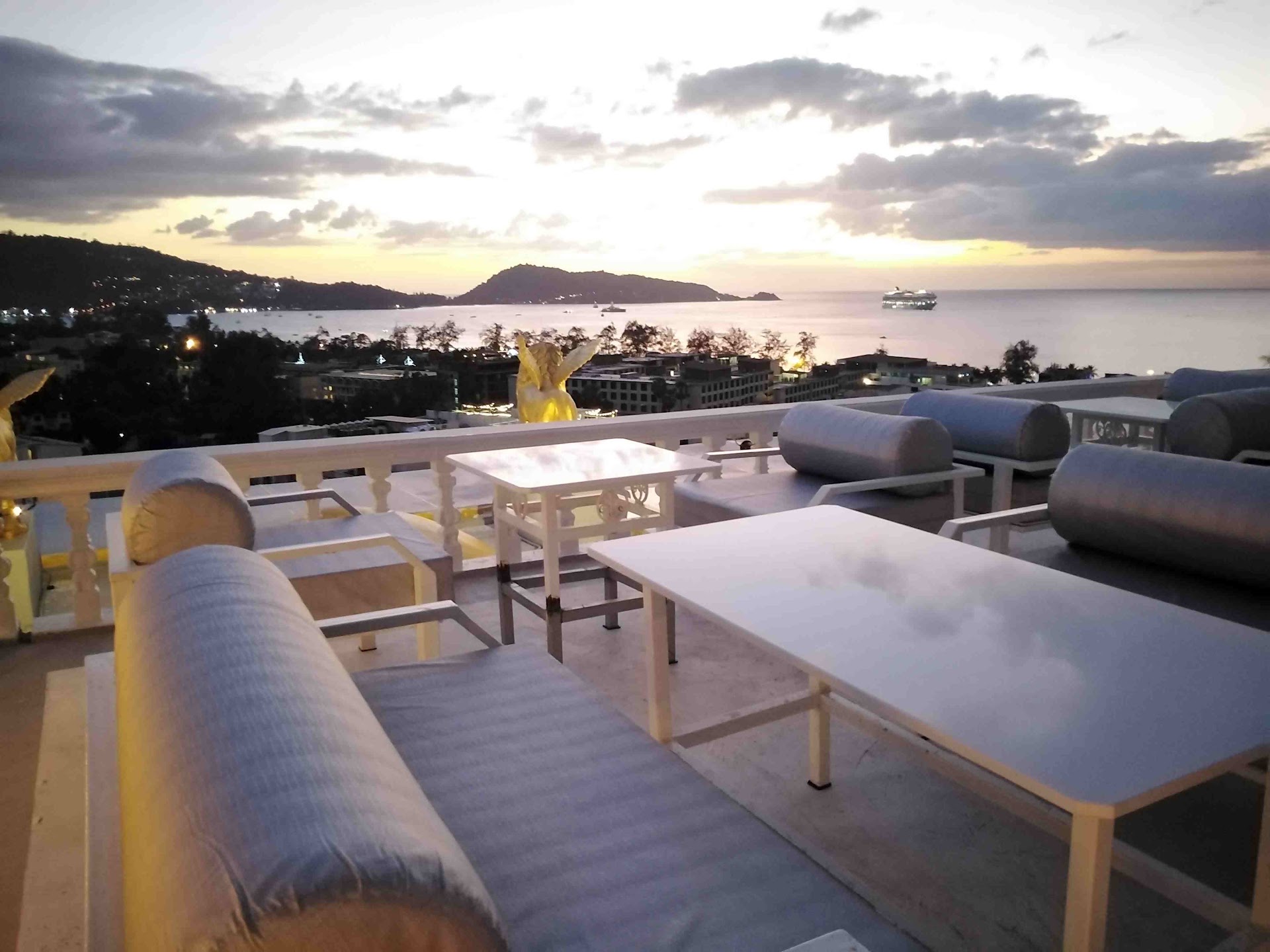Le Versace Lounge Rooftop