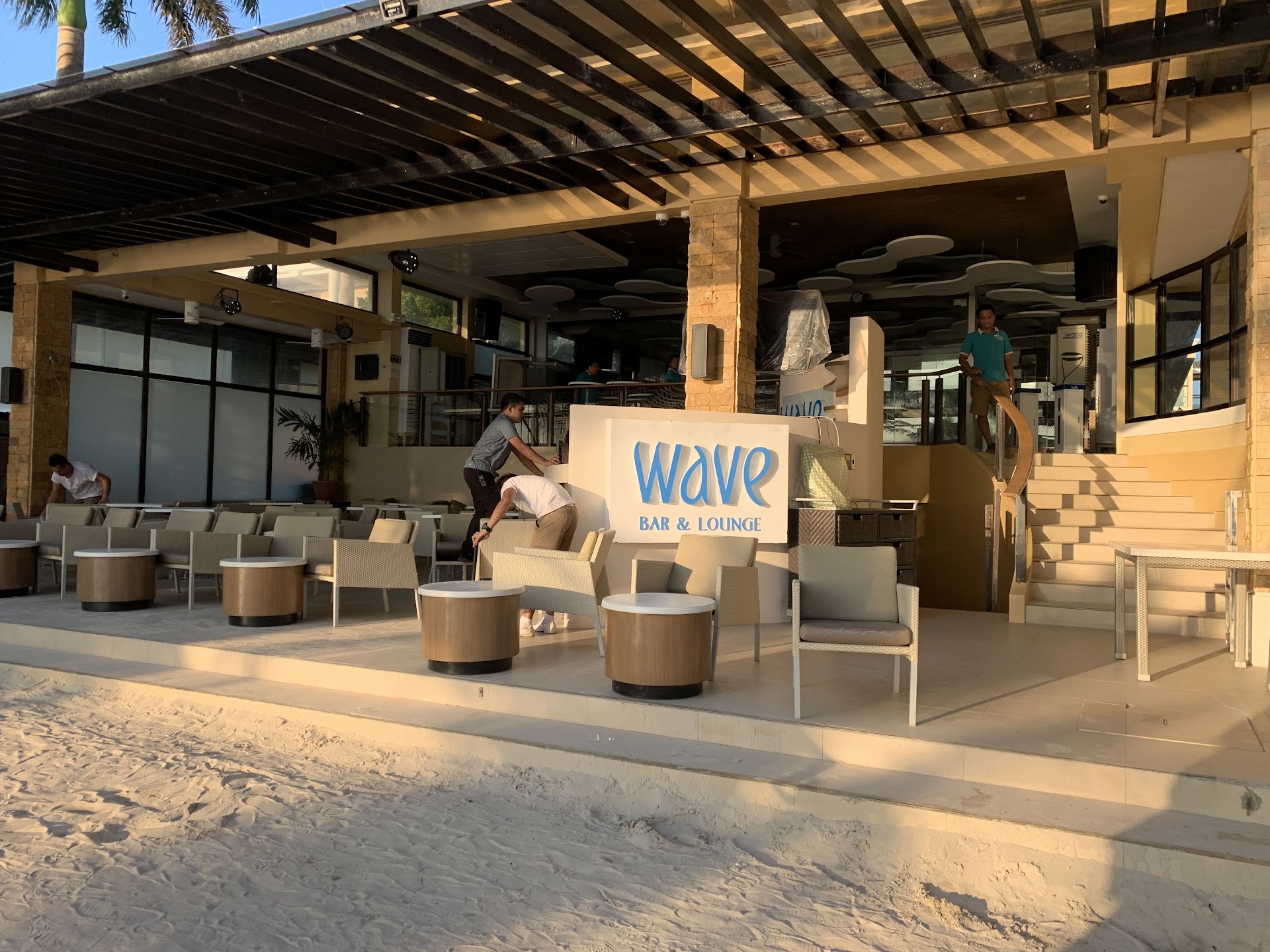 Wave Bar & Lounge at Henann Regency Resort & Spa