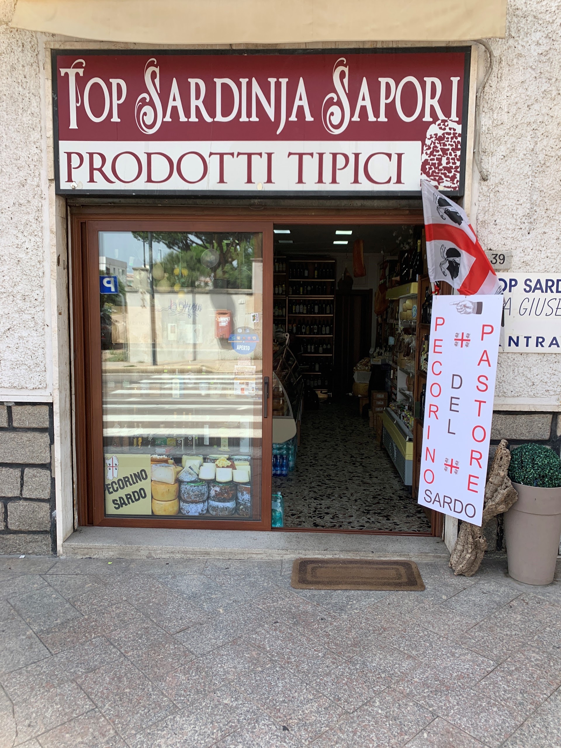 Top Sardinia Sapori prodotti tipici sardi da Giuseppe. Negozio di formaggi Sardi, Mirto, Bottarga e salumi