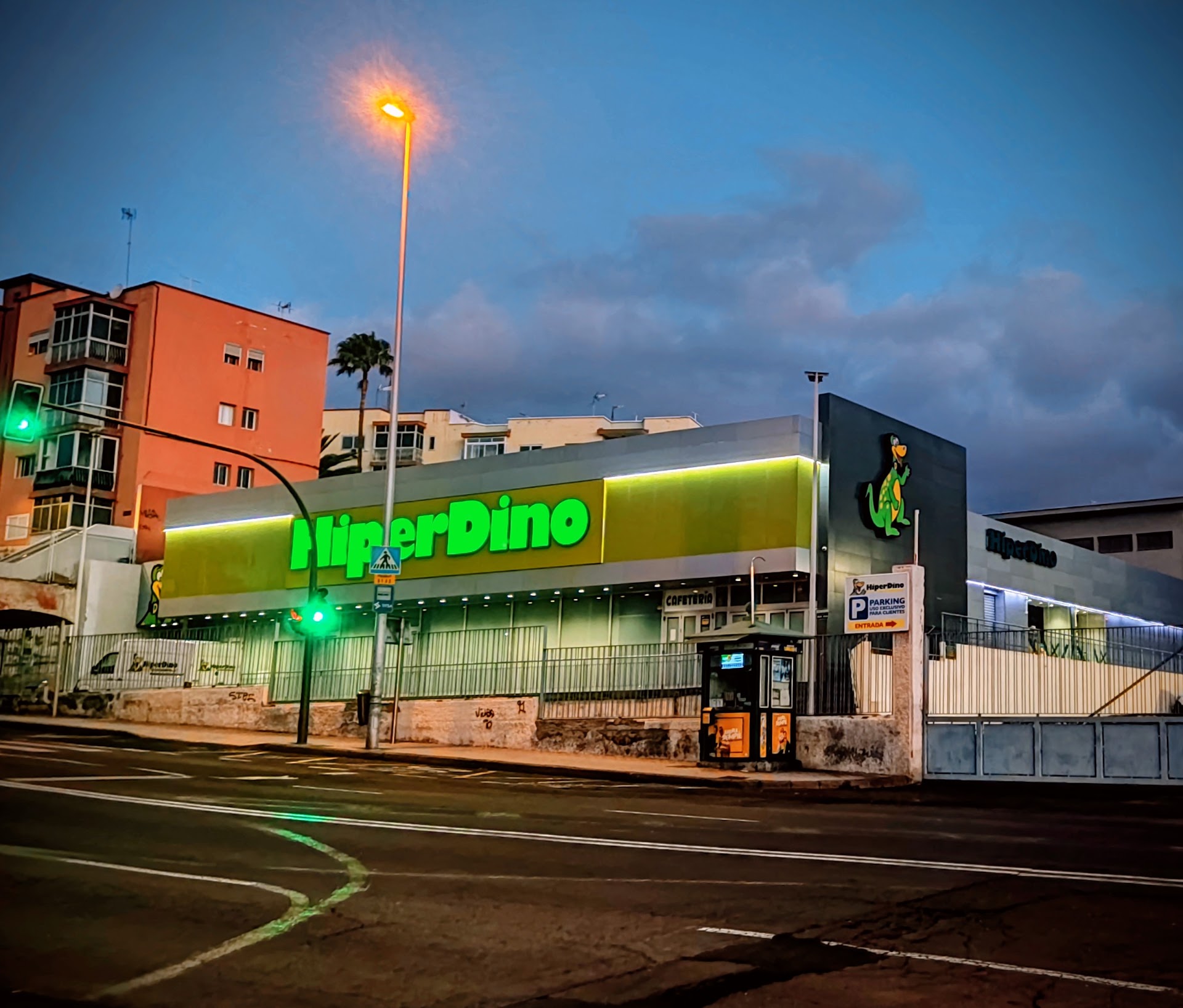 HiperDino Tío Pino